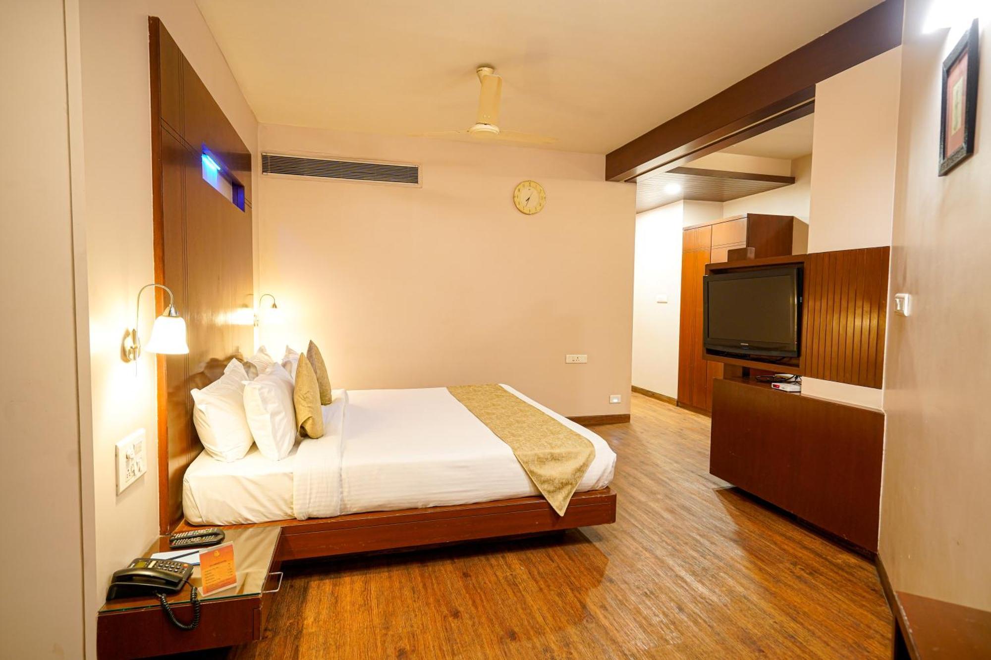 Hotel Mayura Rāipur Exterior foto