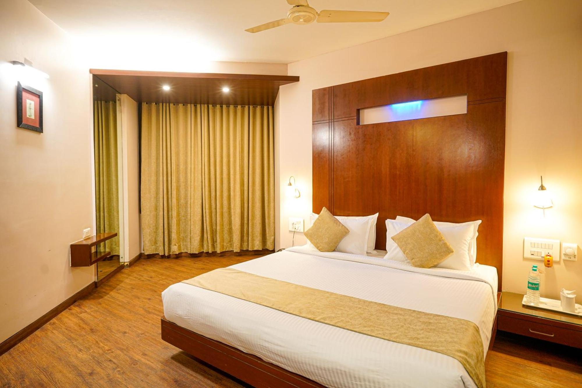 Hotel Mayura Rāipur Exterior foto